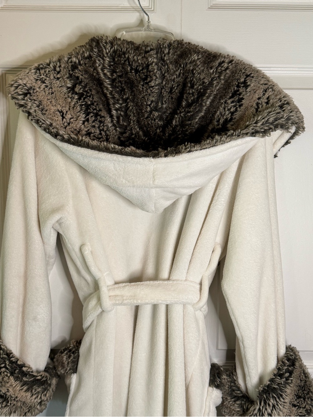 Pottery Barn Cream Robe with Gray Faux-Fur Trim - Picture 9 of 15
